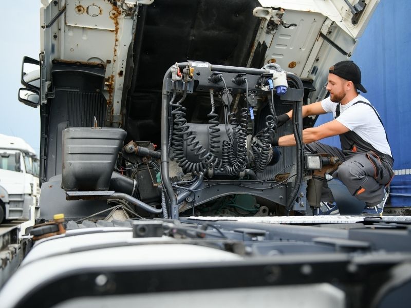 Mobile truck repair vs. towing: How to save 30% on emergency downtime. Shersuca Road Service - Mobile Truck, Trailer & RV Repair