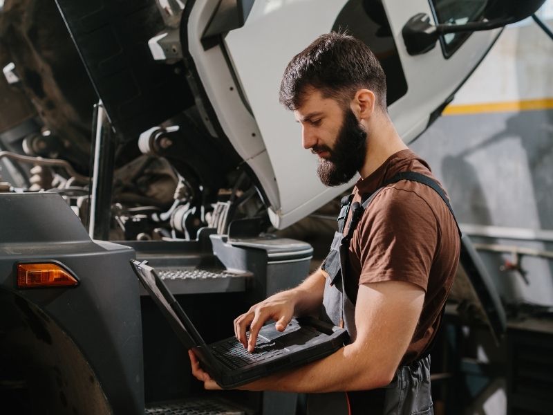 The importance of on-road diagnostics for truck drivers. Shersuca Road Service